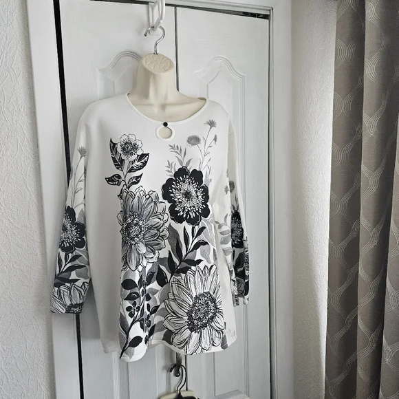 Beautiful Alfred Dunner Monochrome Floral Long Sleeve Top Sz 2X - Picture 6 of 10